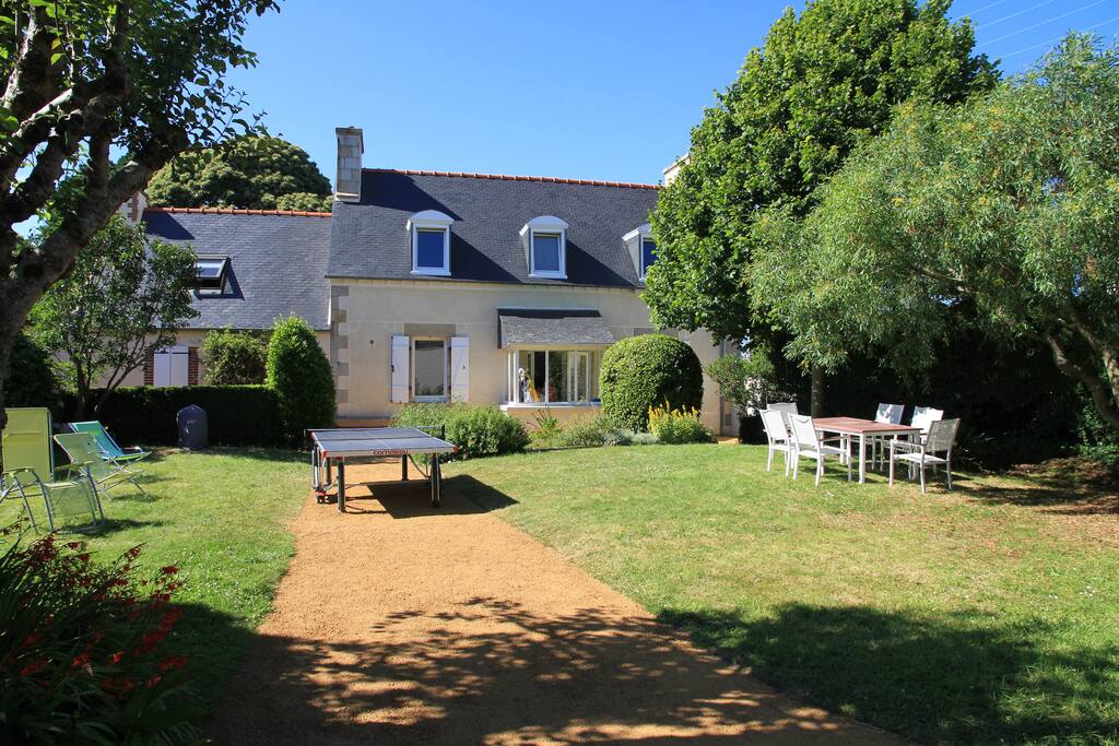 Tout l'équipement est fourni : barbecue, salon de jardin, chaises longues...