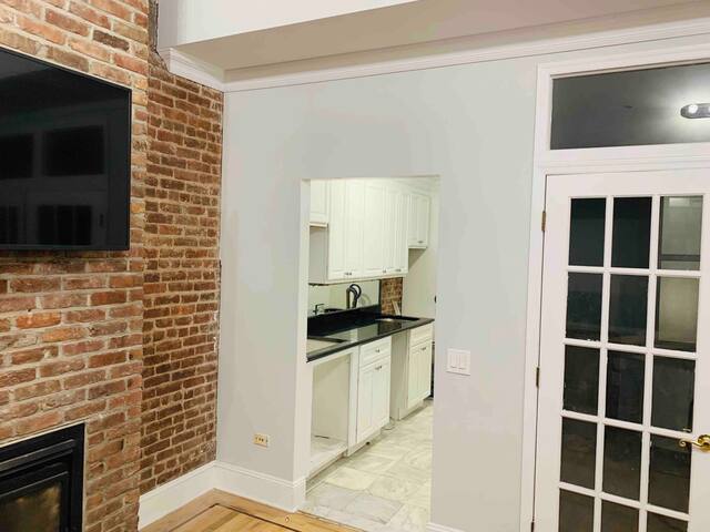 Timesquare SPotlight Apartment! Monthly Specials! gallery image 3