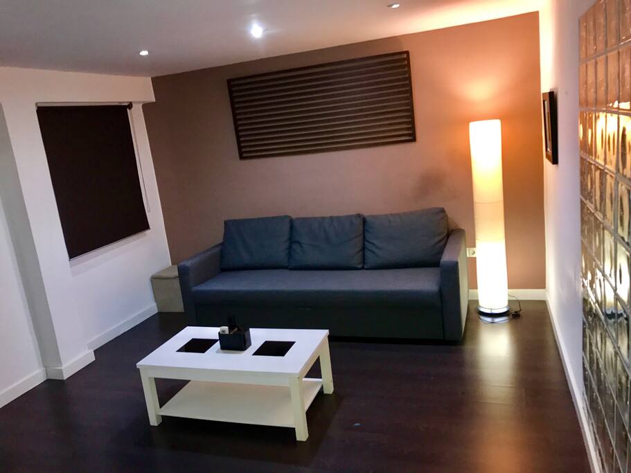 Sofá cama con mesa extensible.
Sofa-bed and table extensible