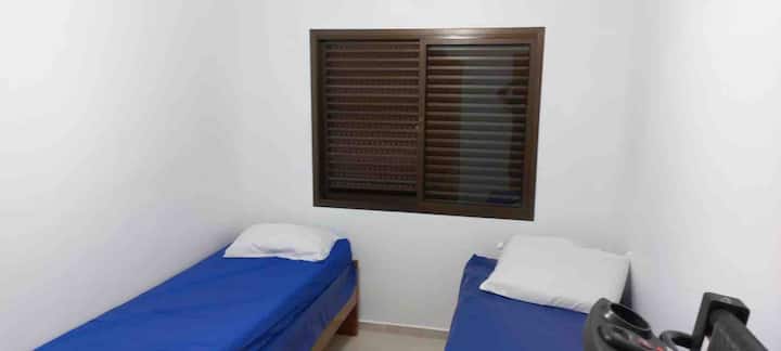 غرفة مقسمة مع 3 أسرّة فردية ومكيف هواء مقسم!