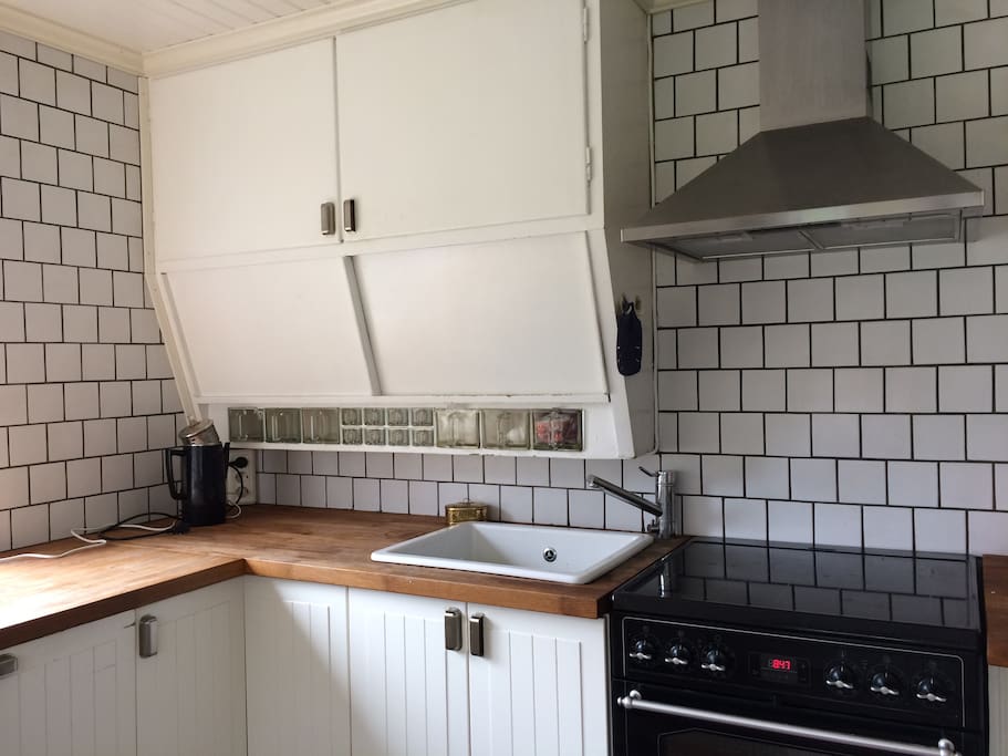 Köket, utrustat med spis,kyl,frys och diskmaskin