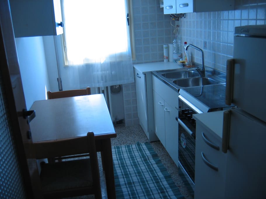 Cucina attrezzata con pentole e stoviglie