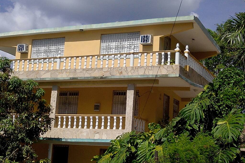Vista frontal y lateral de la casa
