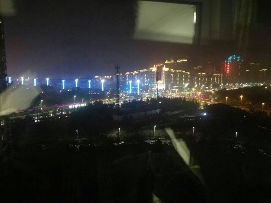窗外的夜景,不远处就是金沙滩,您能看到一望无际的大海