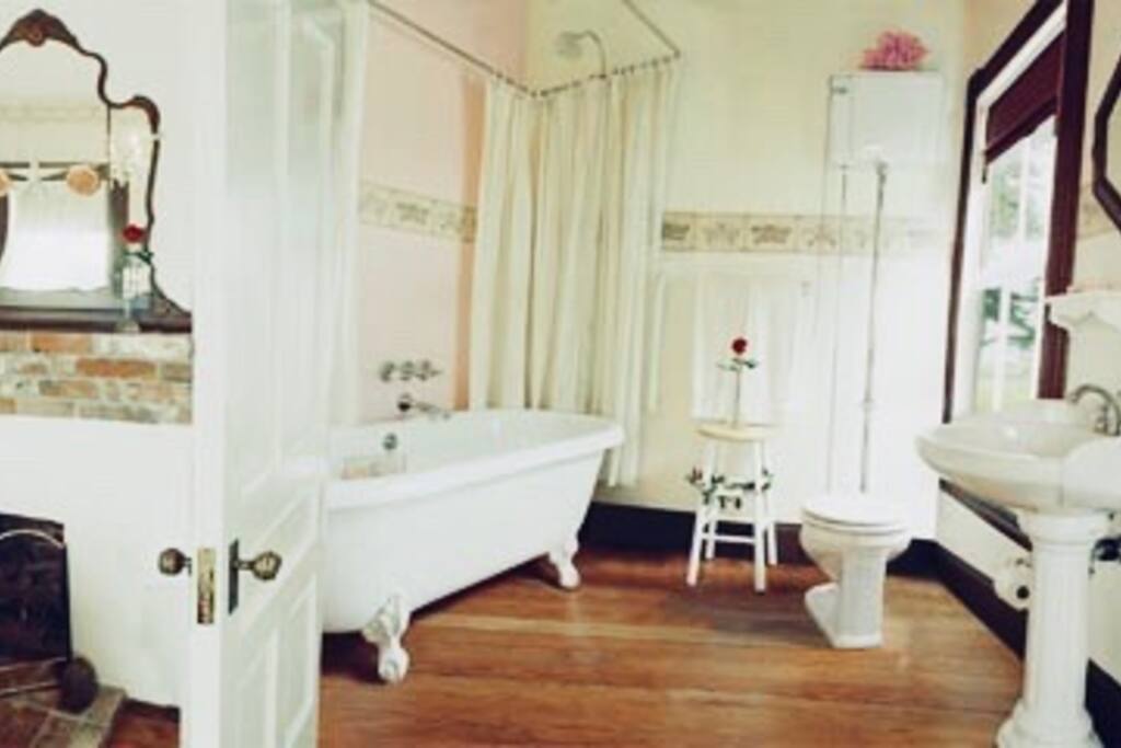 Clawfoot bathtub
