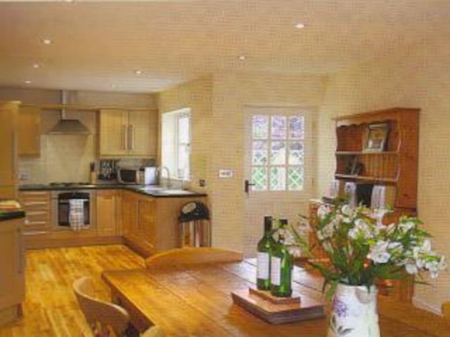 Spacious kitchen dining room (seats 10) - ideal for a celebration meal!