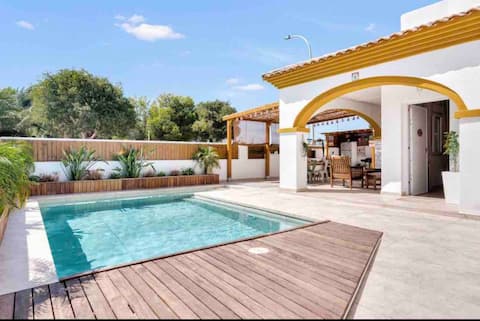 Beautiful villa with a private pool next to the sea