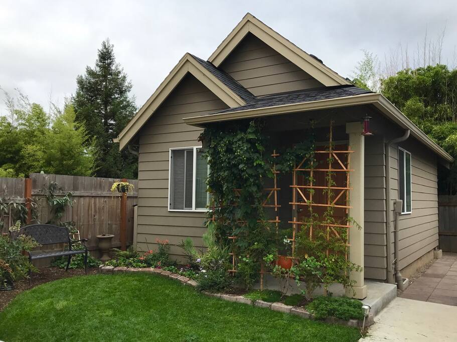 Cozy backyard cottage in inner NE - Houses for Rent in 