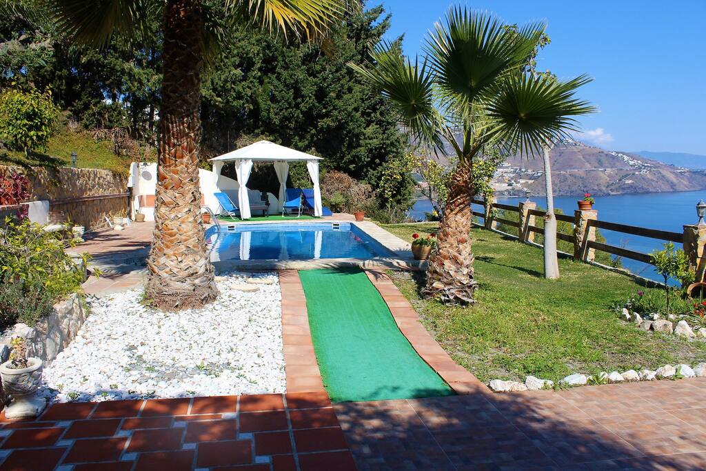 Piscina y jardin