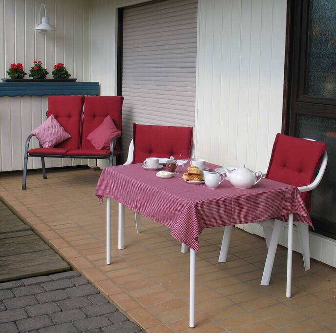 Kaffee & Kuchen auf der Terrasse
Cream tea on the patio