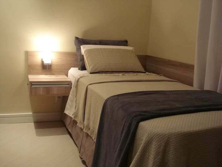 Dormitorios individuales con mucha comodidad y dos camas Bonnel con una cama de resorte auxiliar.