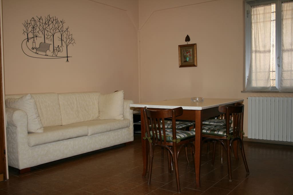 Cucina appartamento Mimosa con divano letto matrimoniale
