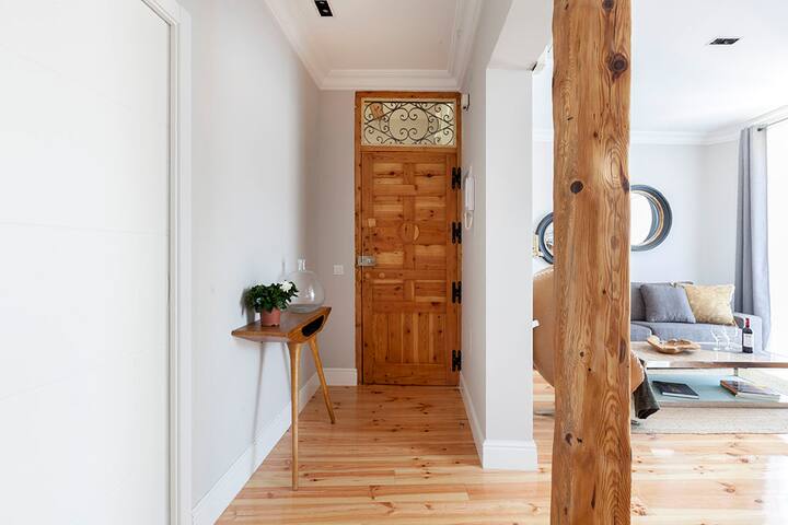 Design apartment with 2 bdrs in the center. 2B. gallery image 2