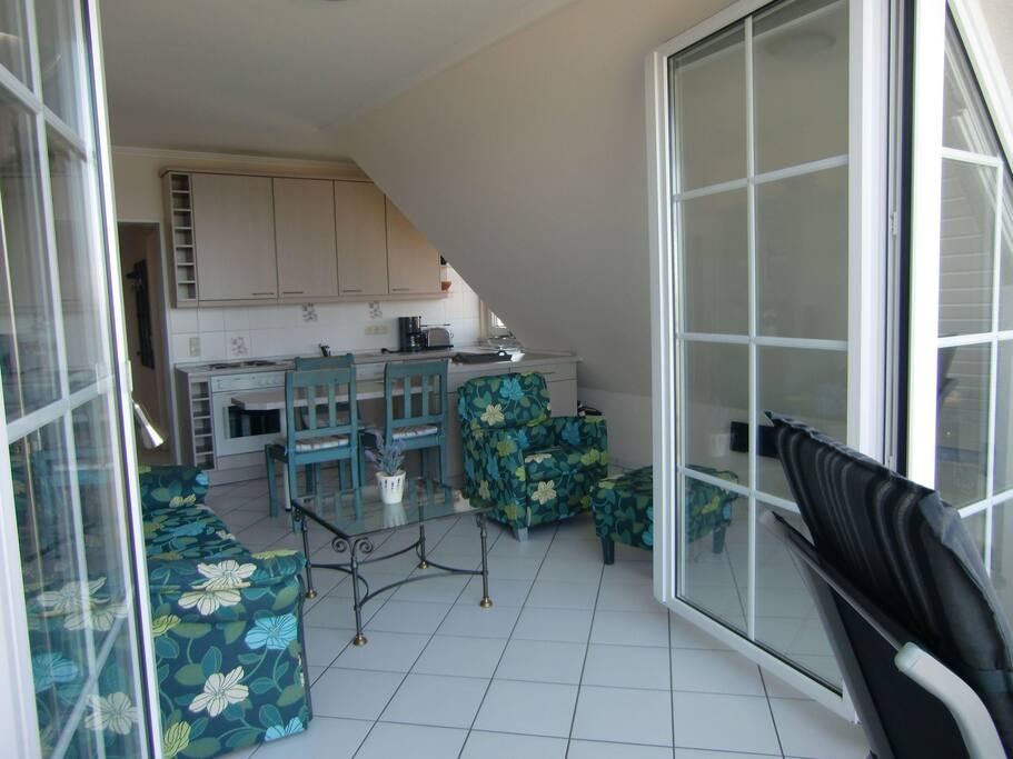 Blick vom Balkon in die Wohnung