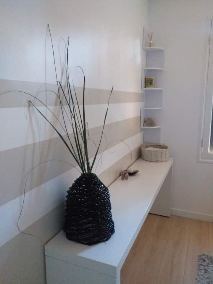 Dormitorio «beige» con cama de 160x111. 