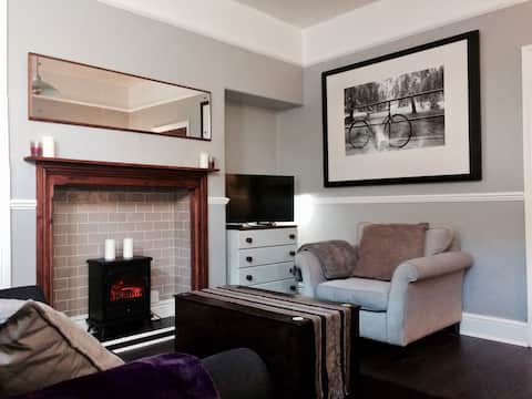 Top performing Airbnb: Cosy, pet-friendly, One-bed house near city/Uni in Heslington