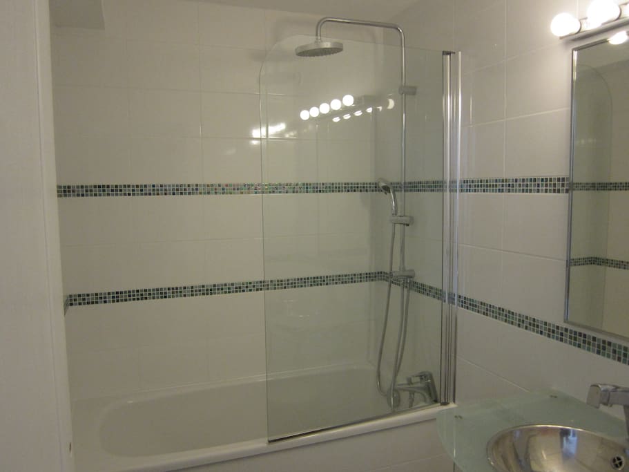 salle de bains avec baignoire
