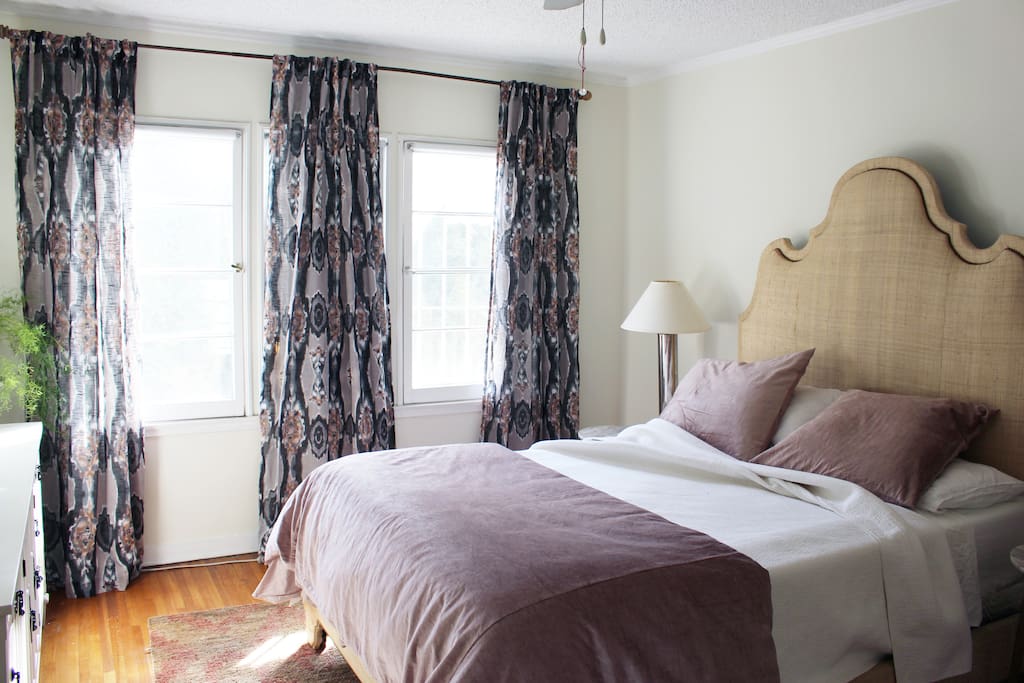 Black out shades, very quiet, new mattress, linen sheets