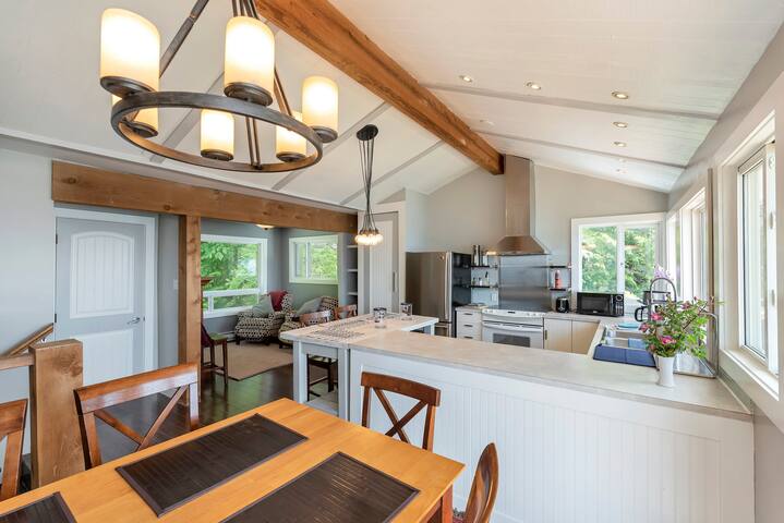 Sue’s Muse Beach House with Private Beach gallery image 3