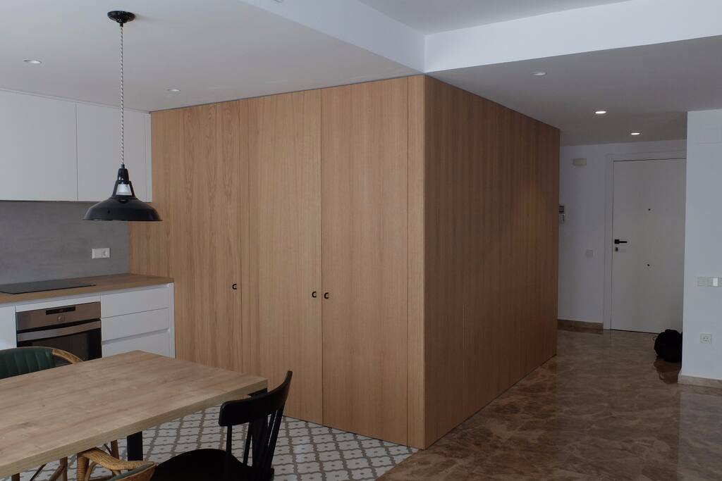 Dentro de este mágico cubo vas a encontrar un aseo, el frigorífico, la lavadora-secadora, plancha, armario con utensilios de la casa y un ropero.