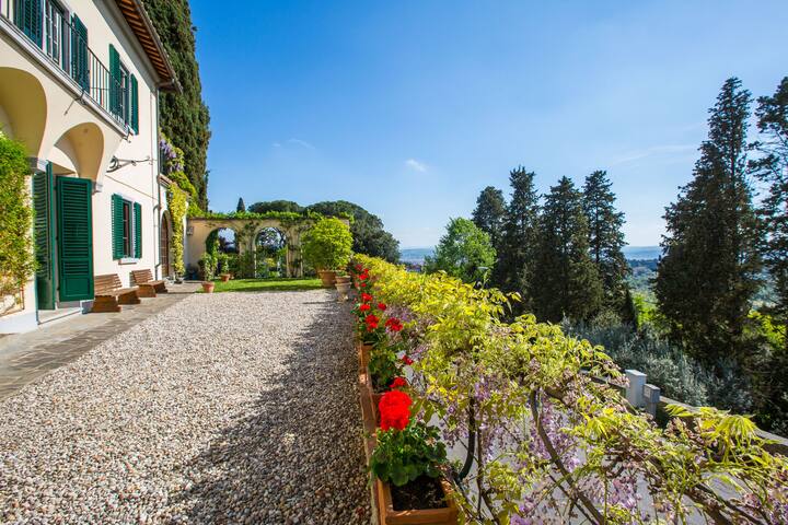 Villa with great view over Florence, pool, Wi-Fi gallery image 3