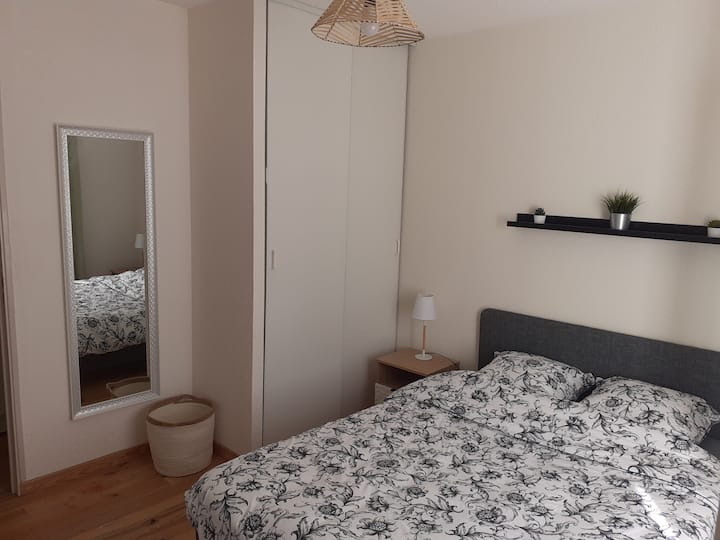 Chambre indépendante avec placard intégré.
Accès à la salle de bain par la chambre.