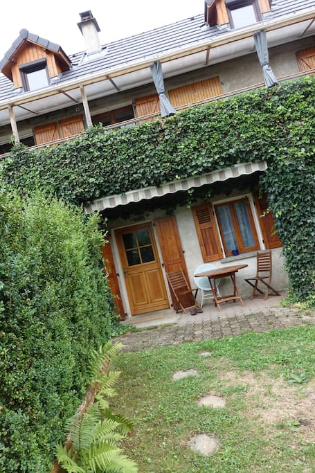 La maison Le 1er et 2eme sont disponibles. Accès indépendant.
