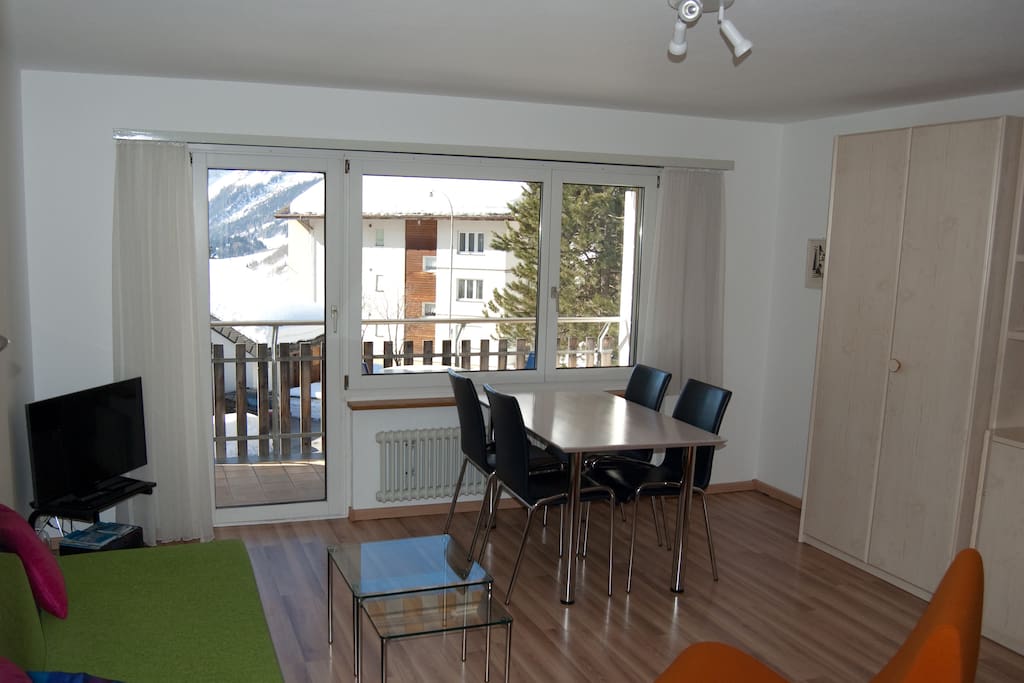 Wohnraum und Balkon