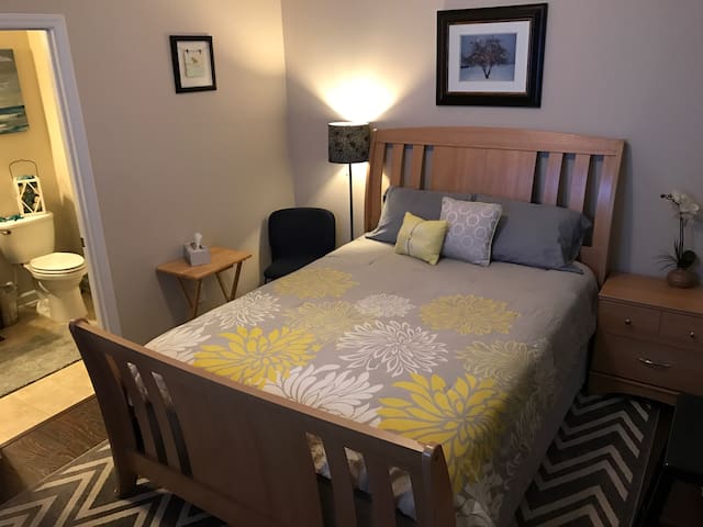 Great suite with private entrance. Queen bed.