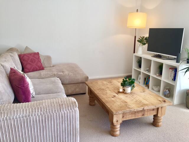 Double bedroom in sunny apartment - prime location