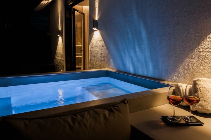 Heated plunge pool, top floor Syntagma apartment gallery image 2