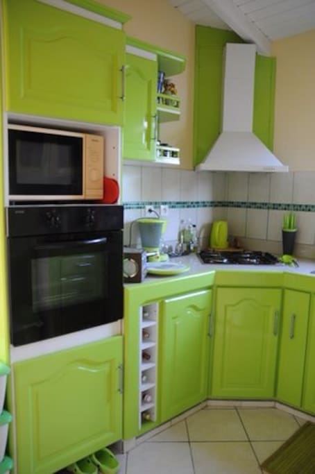 Jolie Cuisine équipée, four, micro-onde, cafetière, bouilloire, grille-pain, presse-agrume, frigo, plaque gaz, appareil à glaçons, blender, sont mis à disposition des hôtes.