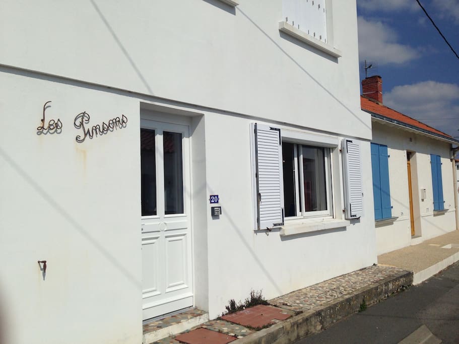 Appartement au rez de chaussée d'une maison séparée en 3 appartements.