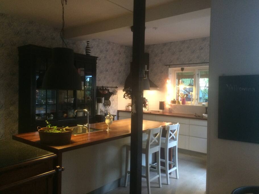 Stort kök med köksö och dubbla hoar