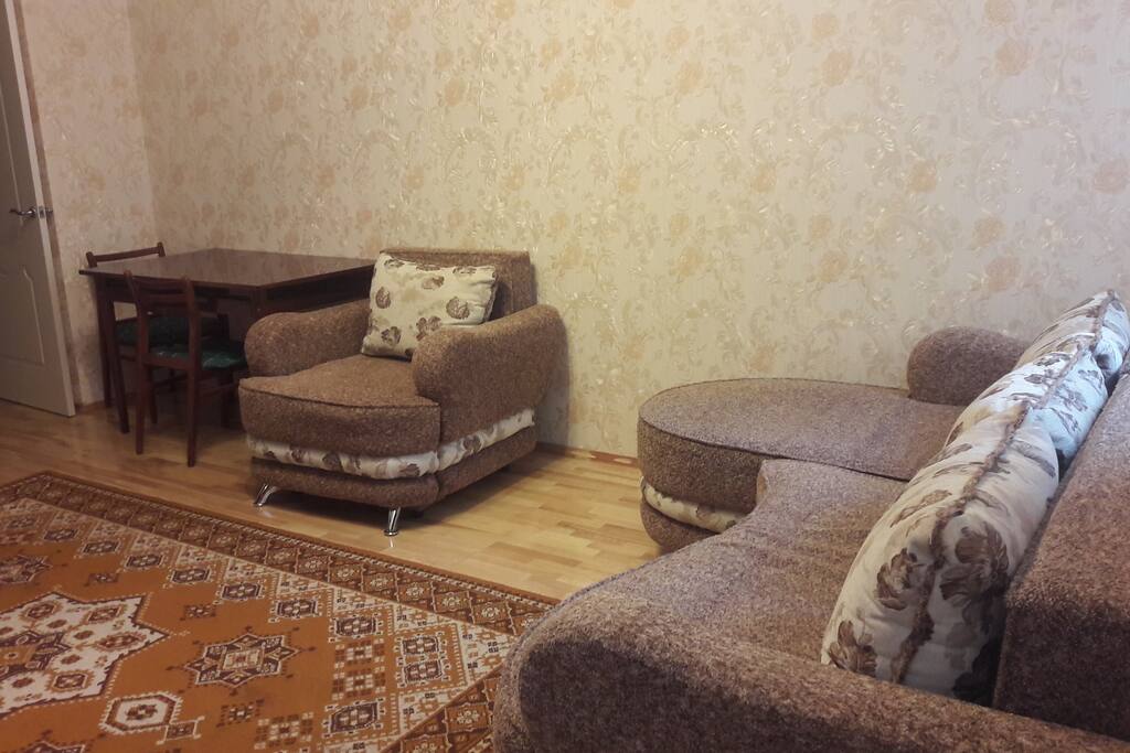 В комнате угловой диван на 2 спальных места и кресло-кровать