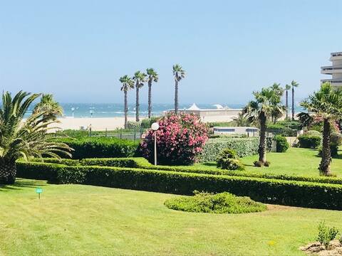 T2 sea view,beach 50 m away,with private garage.