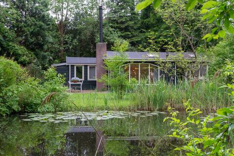 Bright and spacious cottage in nature with hot tub