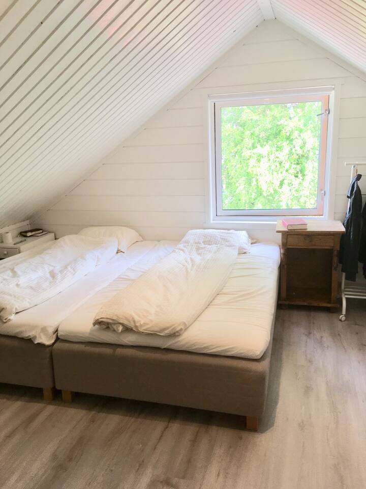 غرفة النوم الرئيسية بسرير بعرض 240 سم (2 × 120 سم).