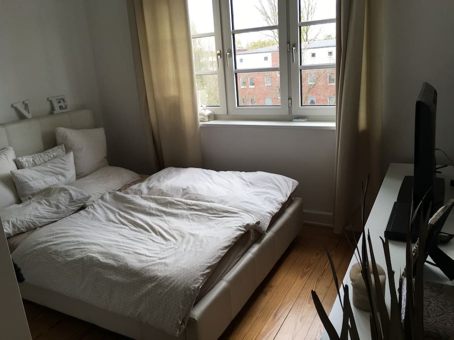 Schlafzimmer mit TV