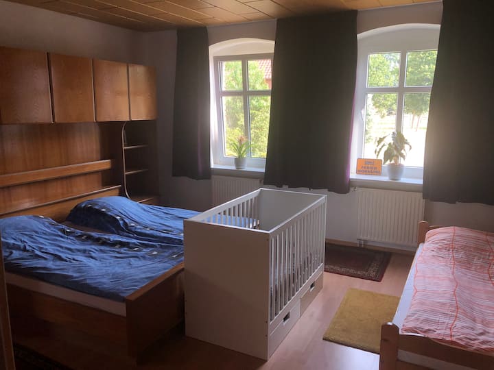 Área de dormir 2 com 3 camas . Berços são fornecidos.