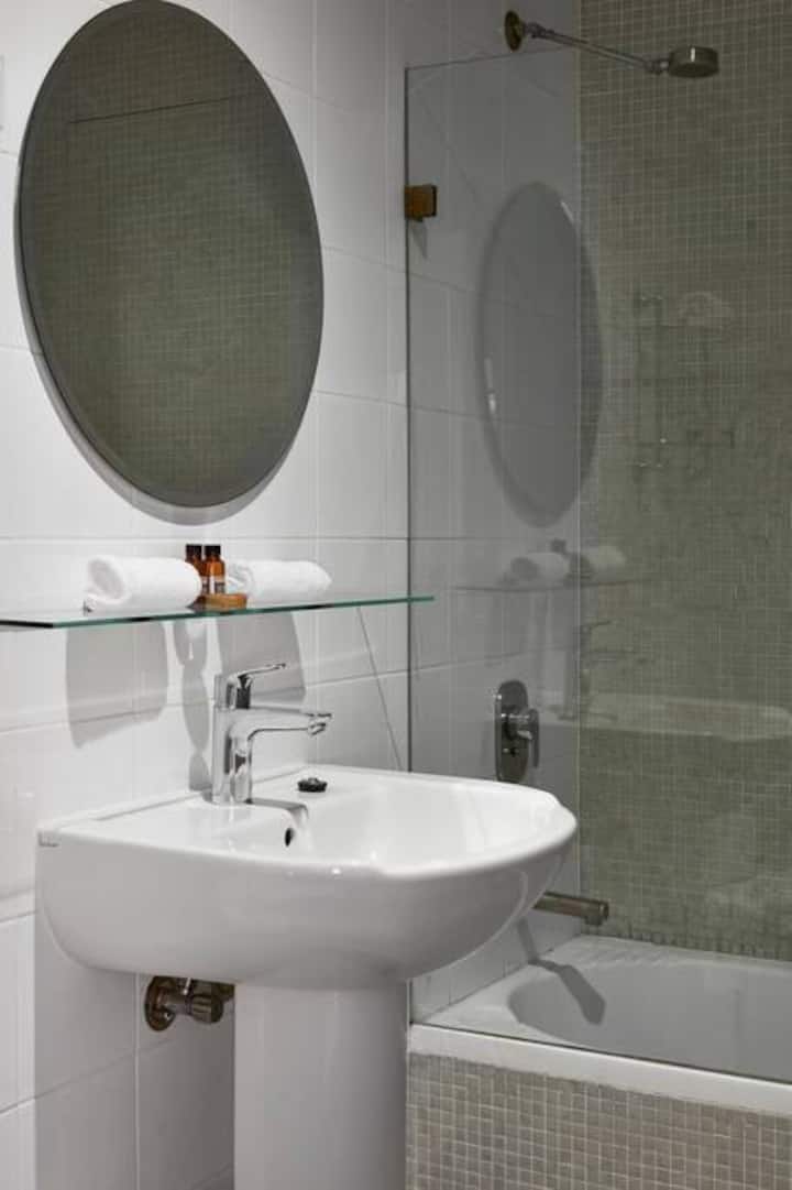 Stylish Queen rooms with en suite