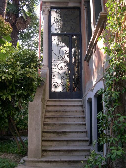 Entrance - Entrée