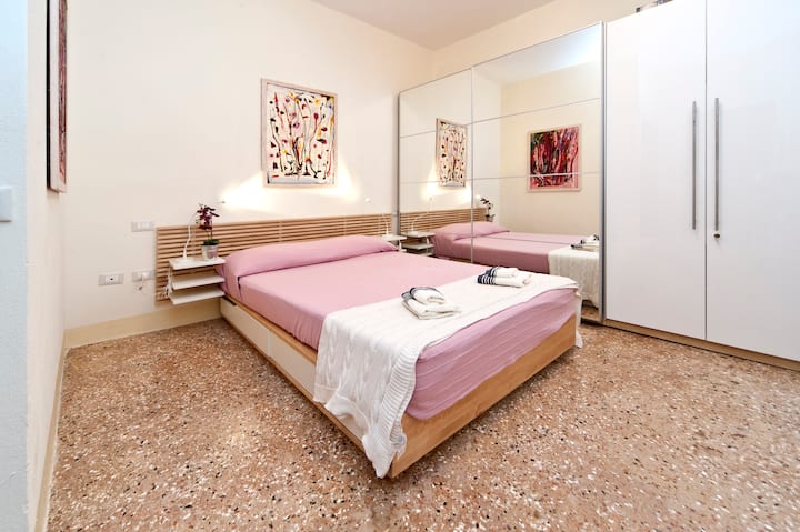 غرفة نوم مزدوجة رومانسية مع خزانة مدمجة وأبواب عاكسة