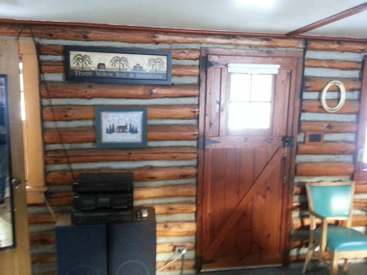 Romantic Log Cabin in the Woods - Cabins for Rent in Monticello, New ...