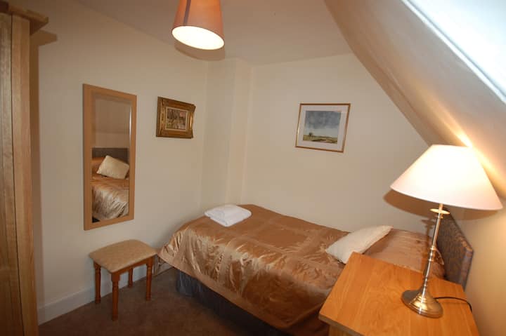 The fourth (single) bedroom