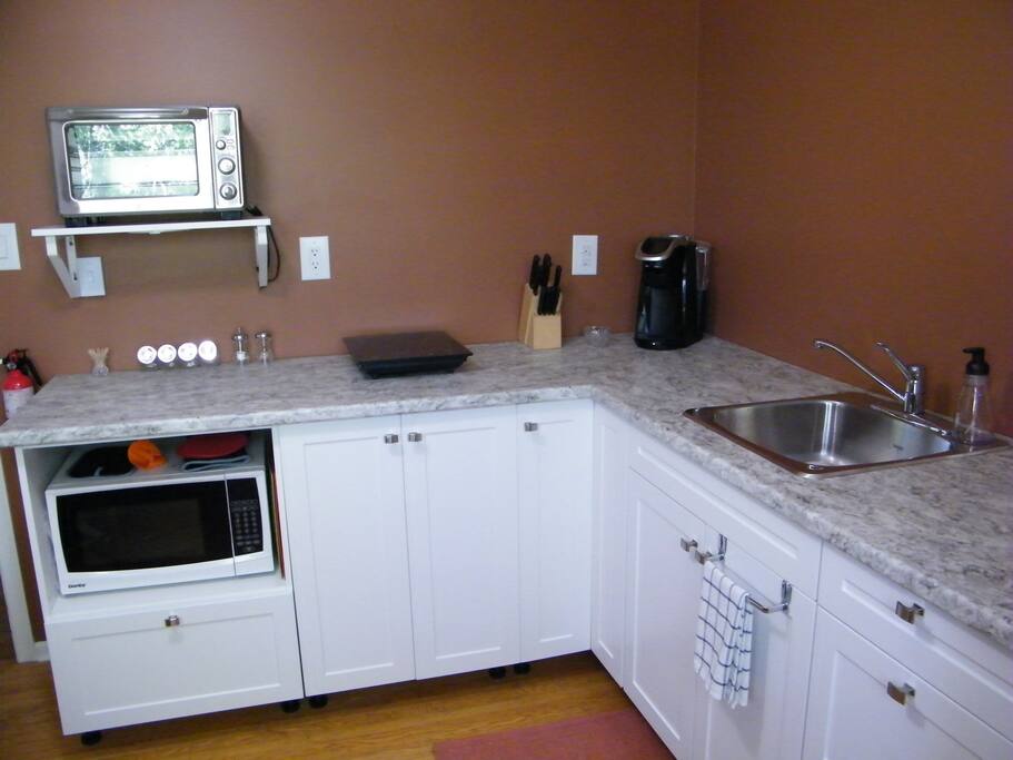 Well appointed eat in kitchenette