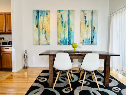 Modern Townhome 3 Suites 3.5 Baths 2 Cars Garage