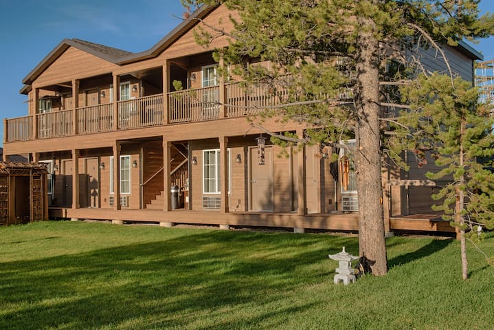 Tao's Inn - Room with Two Queen Beds