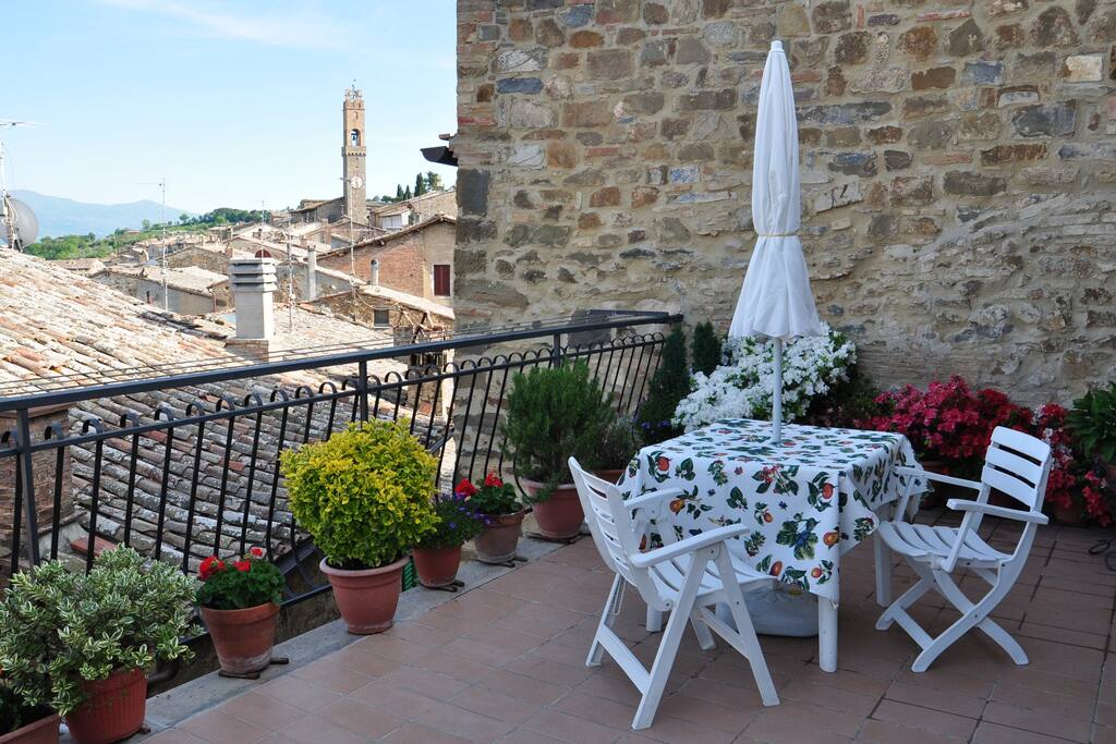 terrazzo con ombrellone, tavoli, sedie e lettini x sole