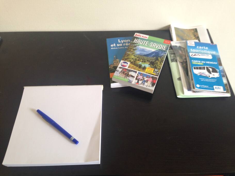 Un bureau dans la chambre avec documentation sur la région